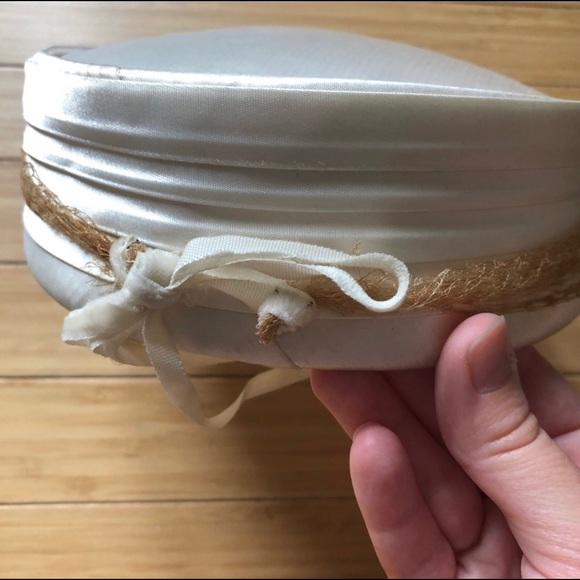 Accessories - Vintage white silk pillbox hat with netting